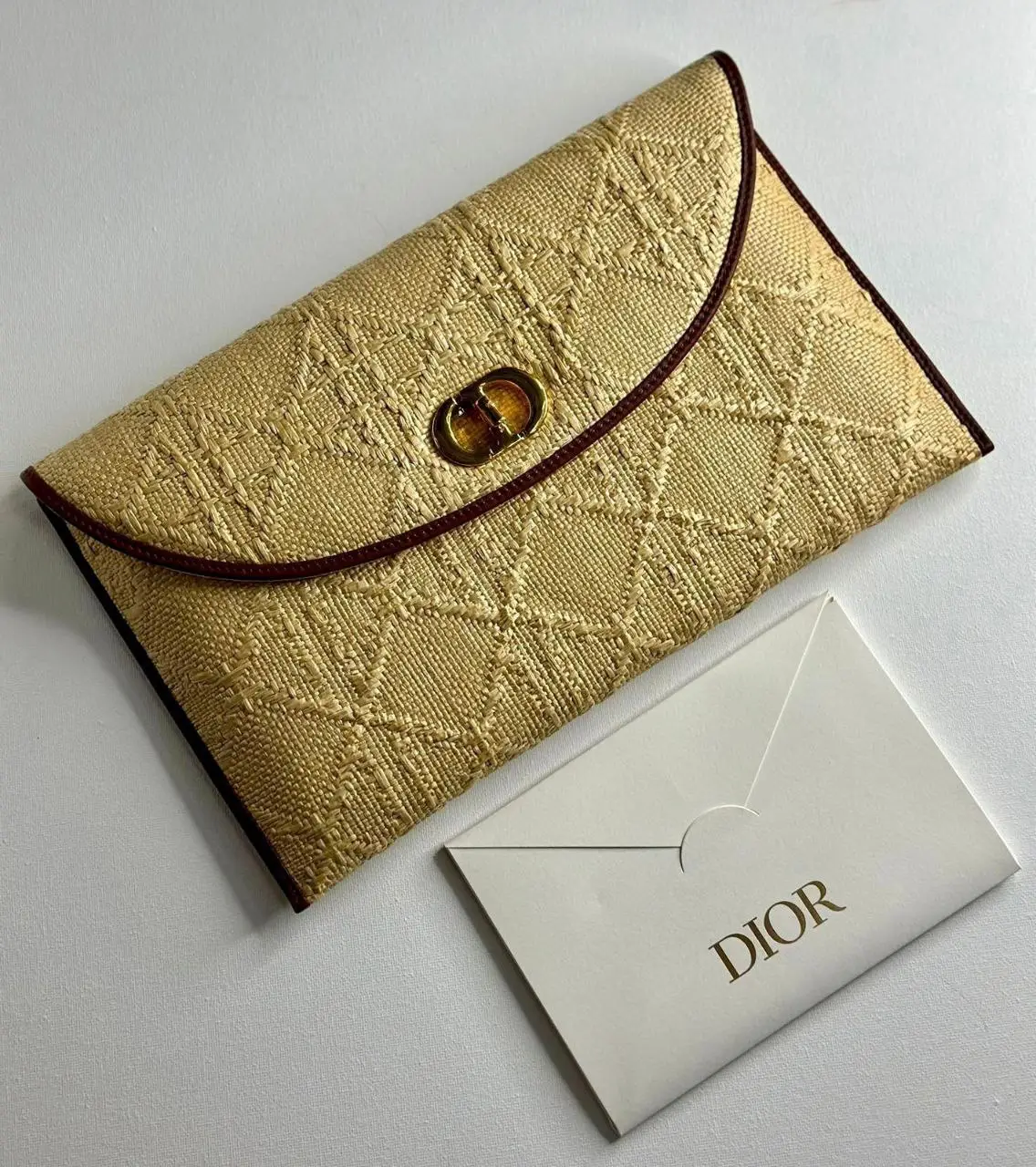 design 30 montaigne avenue pouch with flap dubai fashion lux.webp design 30 montaigne avenue pouch with flap dubai fashion lux.webp