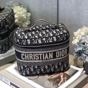 design lady cosmetic dubai fashion lux.webp