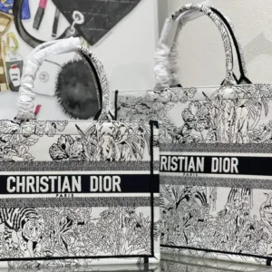 design large book tote for women dubai fashion lux.webp