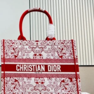 design medium book tote dubai fashion lux.webp