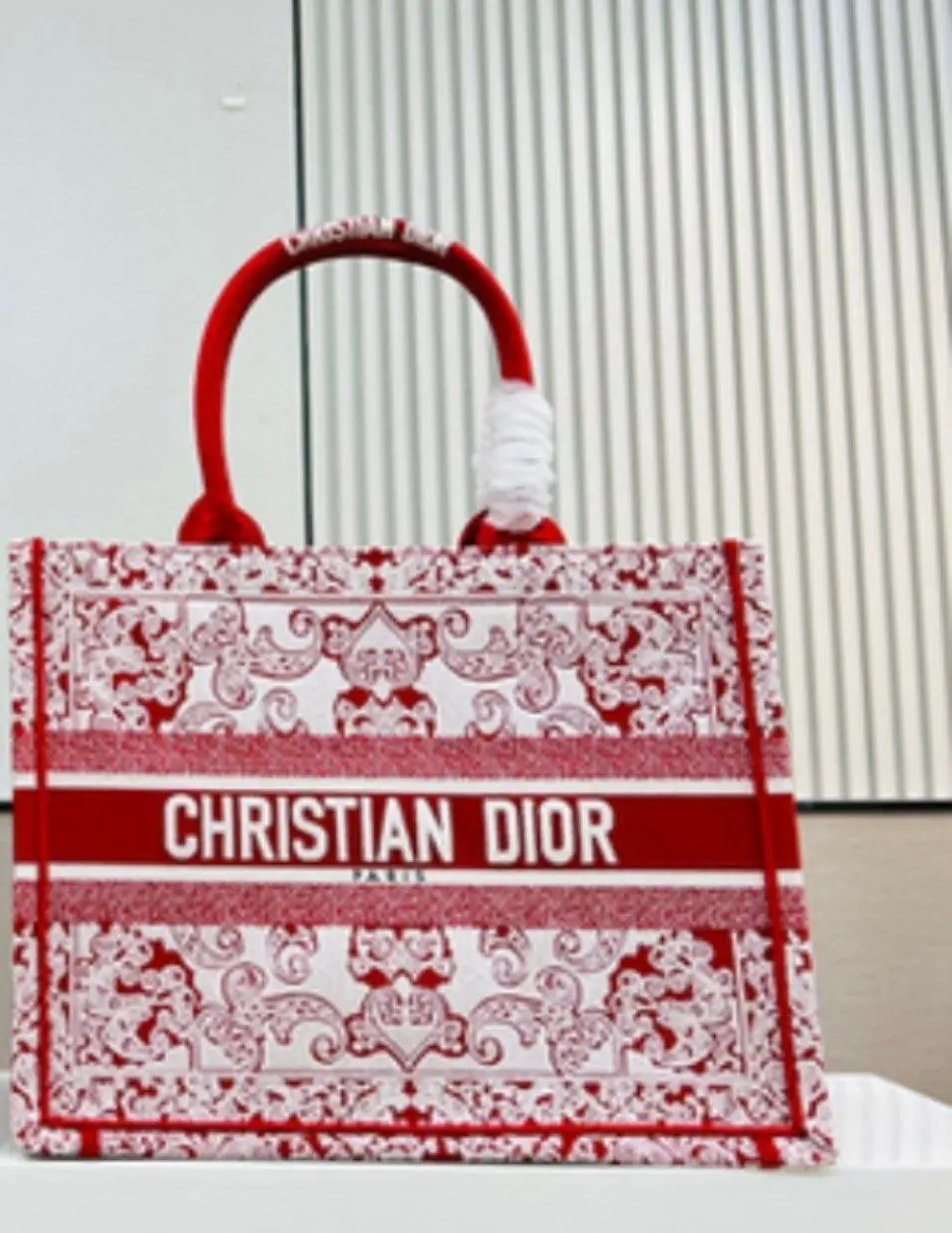 design medium book tote dubai fashion lux.webp design medium book tote dubai fashion lux.webp