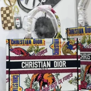 design medium book tote for women dubai fashion lux.webp