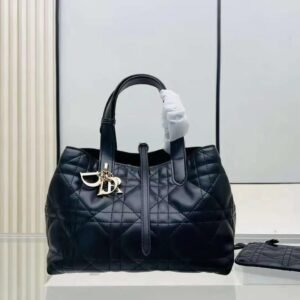 design medium toujours bag black macrocannage calfskin dubai fashion lux.jpg