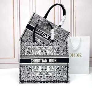 design small book tote dubai fashion lux.jpg